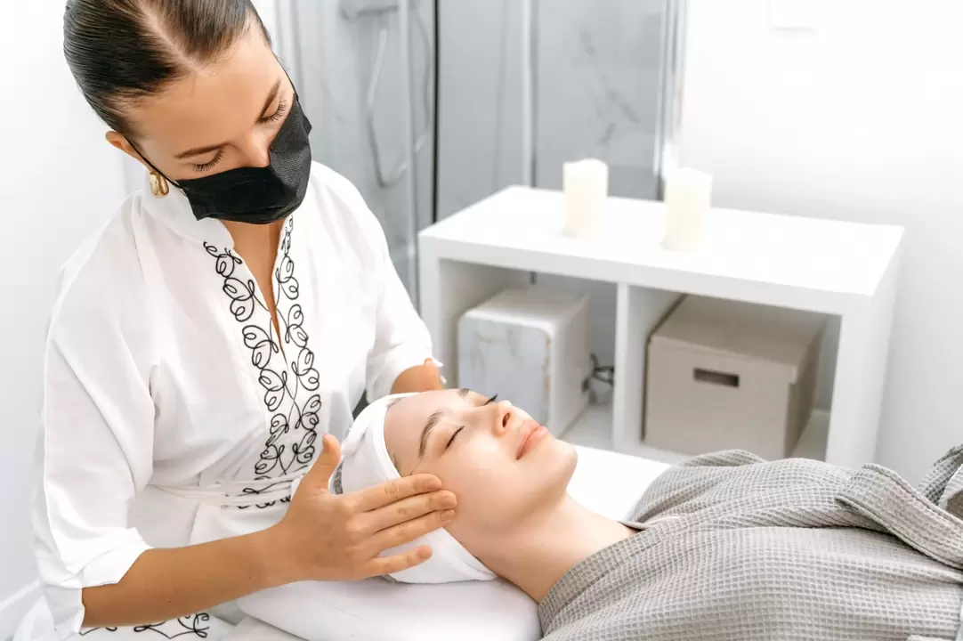 Massagem profissional promove rejuvenescimento da pele facial sem injeções