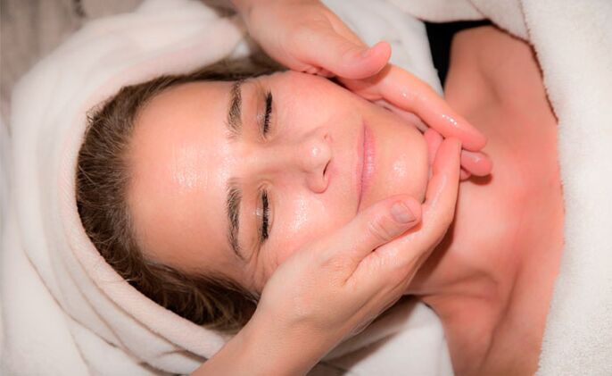 Massagem facial rejuvenescedora com óleo cosmético